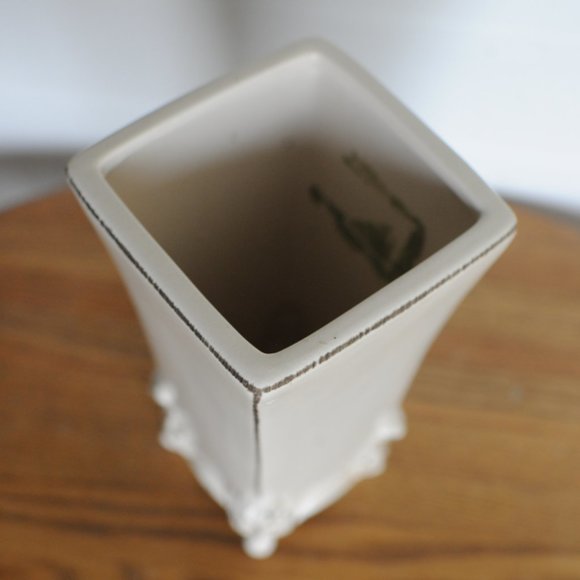 Beige / Distressed flower Vase - Picture 2 of 3